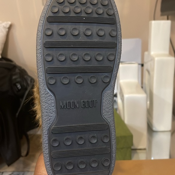 BRAND NEW WOMENS BLACK MOON BOOTS WITH BROWN FUR SIZE 37 .NEVER WORN ! - Picture 3 of 5